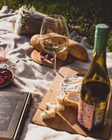 Picknick in den Weinbergen mit leckeren Snacks (c) unsplash (Fräulein Leni)