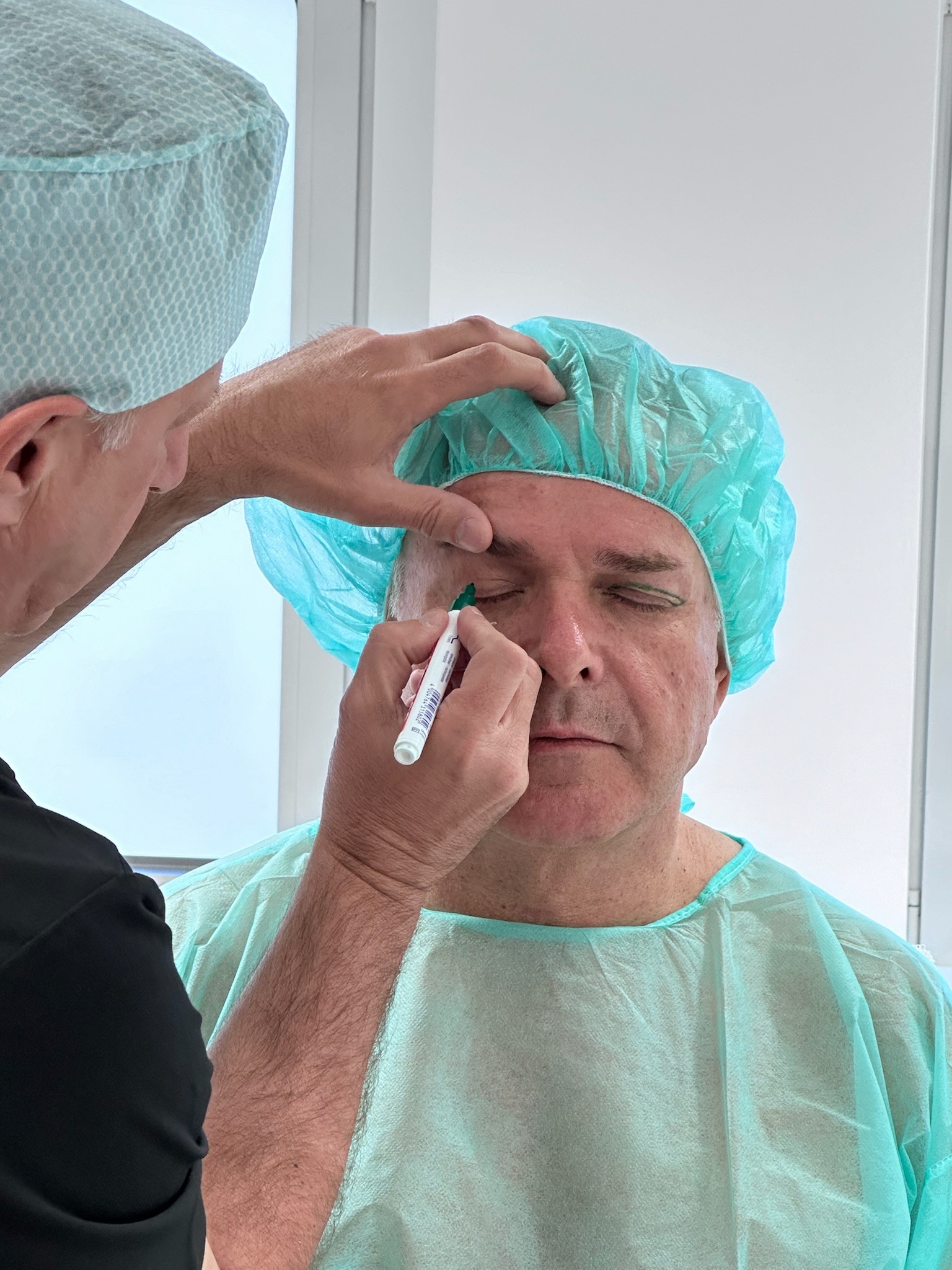 Dr. Karl Schuhmann bei der Vorbereitung der Oberlidstraffung (Die Bildrechte liegen bei dem Verfasser der Mitteilung.) Dr. Karl Schuhmann bei der Vorbereitung der Oberlidstraffung (Die Bildrechte liegen bei dem Verfasser der Mitteilung.)