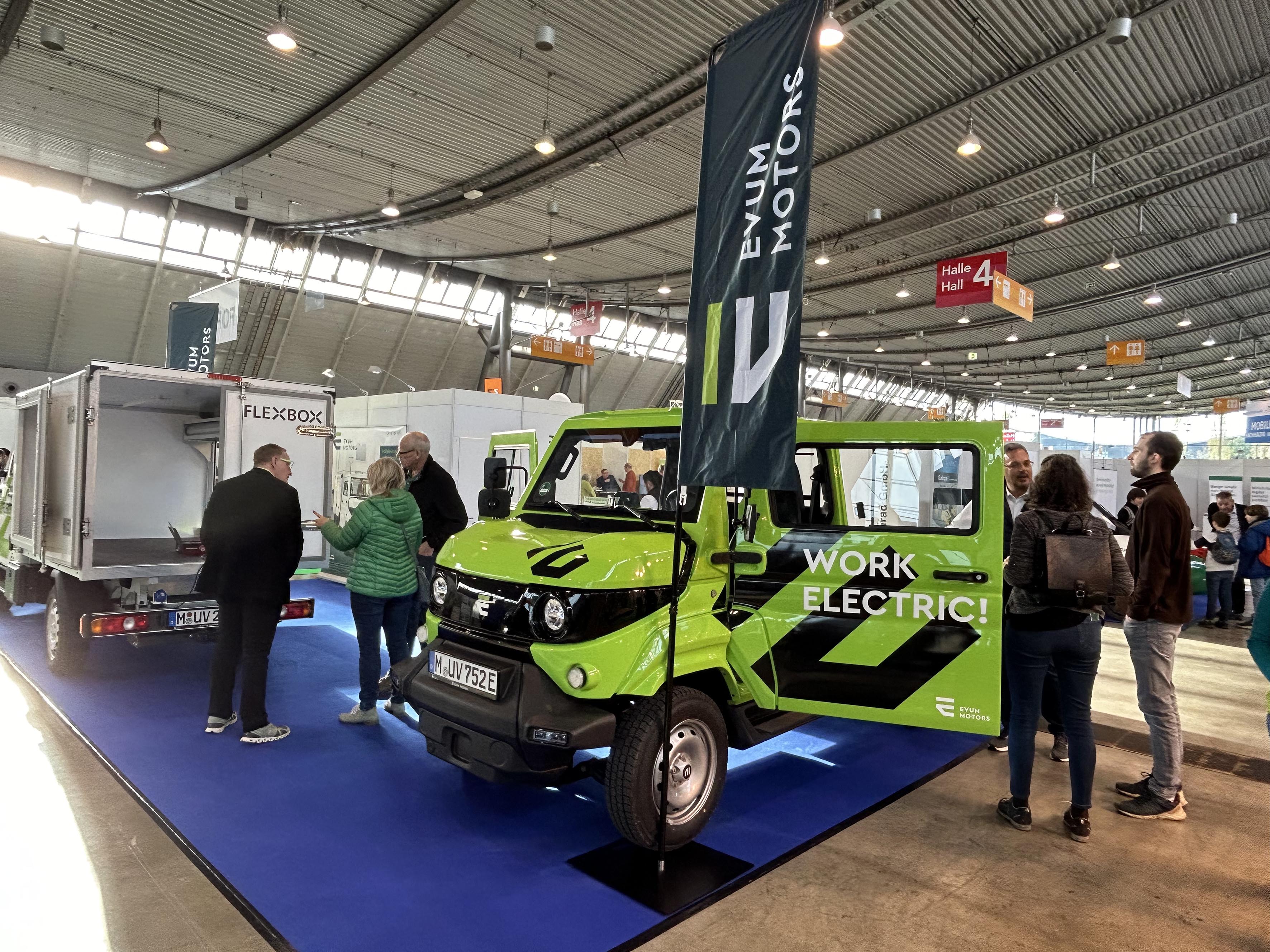 EVUM Motors informiert die Besucher über sein elektrisches Nutzfahrzeug EVUM Motors informiert die Besucher über sein elektrisches Nutzfahrzeug