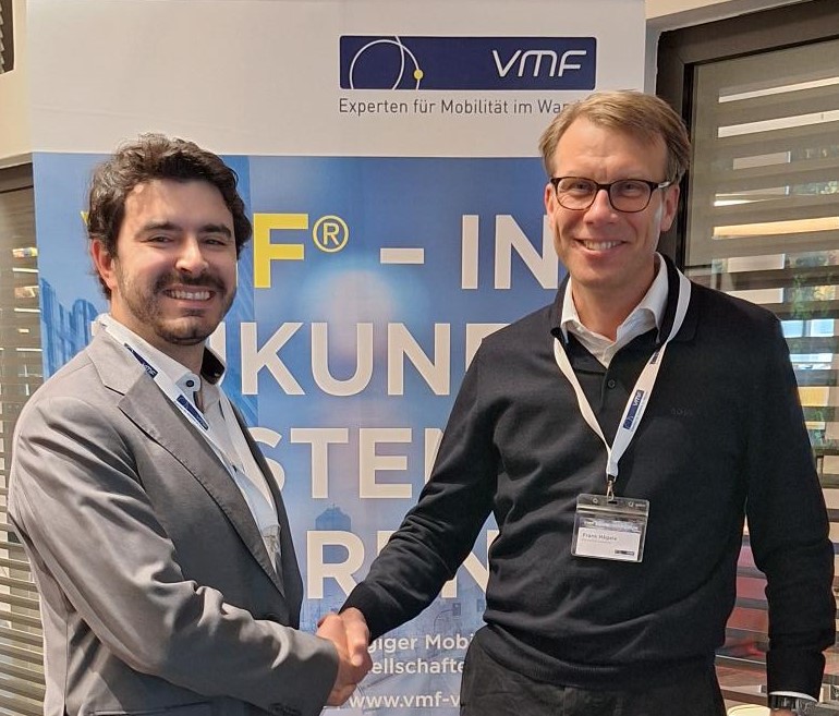 Javier Morillo (Geotab) wird von Frank Hägele (Vorsitzender VMF) als neuer Premiumpartner begrüßt. (Die Bildrechte liegen bei dem Verfasser der Mitteilung.) Javier Morillo (Geotab) wird von Frank Hägele (Vorsitzender VMF) als neuer Premiumpartner begrüßt. (Die Bildrechte liegen bei dem Verfasser der Mitteilung.)