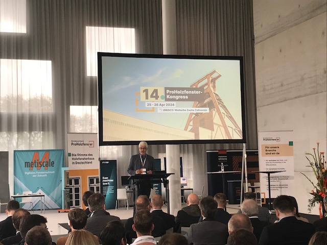 Vorsitzender Eduard Appelhans begrüßte 200 Gäste beim 14. ProHolzfenster-Kongress in Essen (Die Bildrechte liegen bei dem Verfasser der Mitteilung.) Vorsitzender Eduard Appelhans begrüßte 200 Gäste beim 14. ProHolzfenster-Kongress in Essen (Die Bildrechte liegen bei dem Verfasser der Mitteilung.)