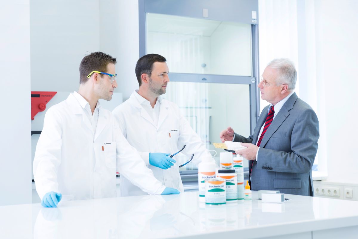 Eine herstellerunabhängige Beratung - bei RUDERER der Garant für die perfekte Klebstoff-Lösung. (© RUDERER Klebetechnik GmbH) Eine herstellerunabhängige Beratung - bei RUDERER der Garant für die perfekte Klebstoff-Lösung. (© RUDERER Klebetechnik GmbH)