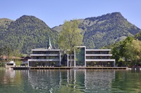 Sommerliche Aussenansicht des Refugiums am See (c) Simon Hausberger (Das Walchsee Aktivresort & Refu