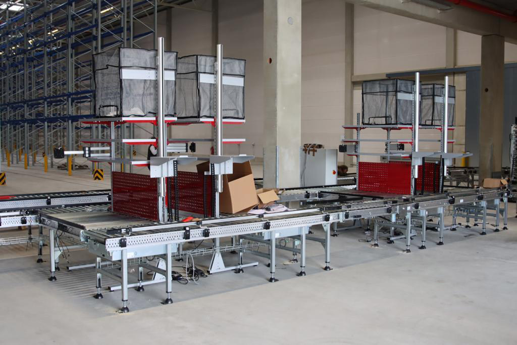 Packtische in Paaren oder Vierergruppen sparen Platz und steigern die Effizienz. (Bildquelle: BB-Verpackungen) Packtische in Paaren oder Vierergruppen sparen Platz und steigern die Effizienz. (Bildquelle: BB-Verpackungen)