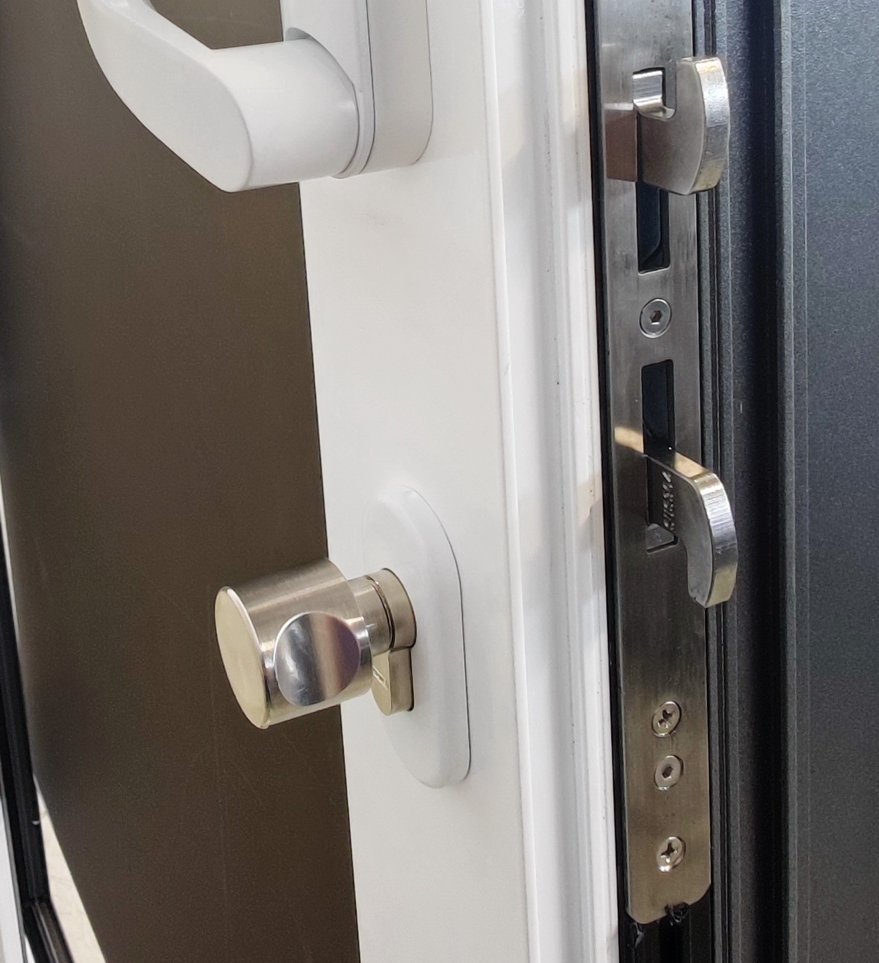Bei LiDEKO Balkonausstiegsfenstern bilden Schlösser mit Drehknopf den Standard. Alternativ sind abziehbare Schlüssel erhältlich. Bei LiDEKO Balkonausstiegsfenstern bilden Schlösser mit Drehknopf den Standard. Alternativ sind abziehbare Schlüssel erhältlich.