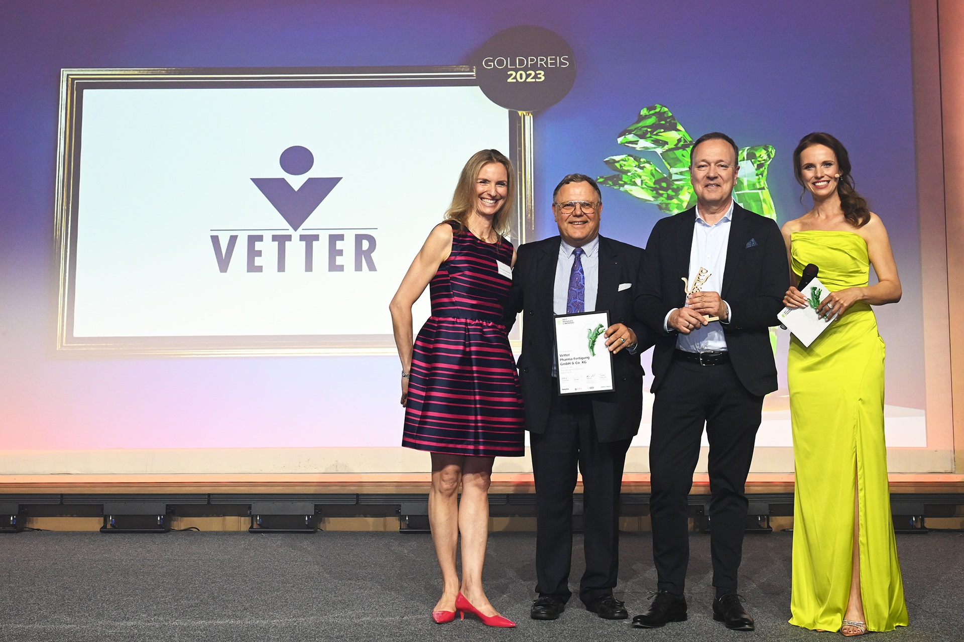 Udo J. Vetter (li) und Peter Sölkner (re) nehmen den Preis für das Unternehmen entgegen (Die Bildrechte liegen bei dem Verfasser der Mitteilung.) Udo J. Vetter (li) und Peter Sölkner (re) nehmen den Preis für das Unternehmen entgegen (Die Bildrechte liegen bei dem Verfasser der Mitteilung.)