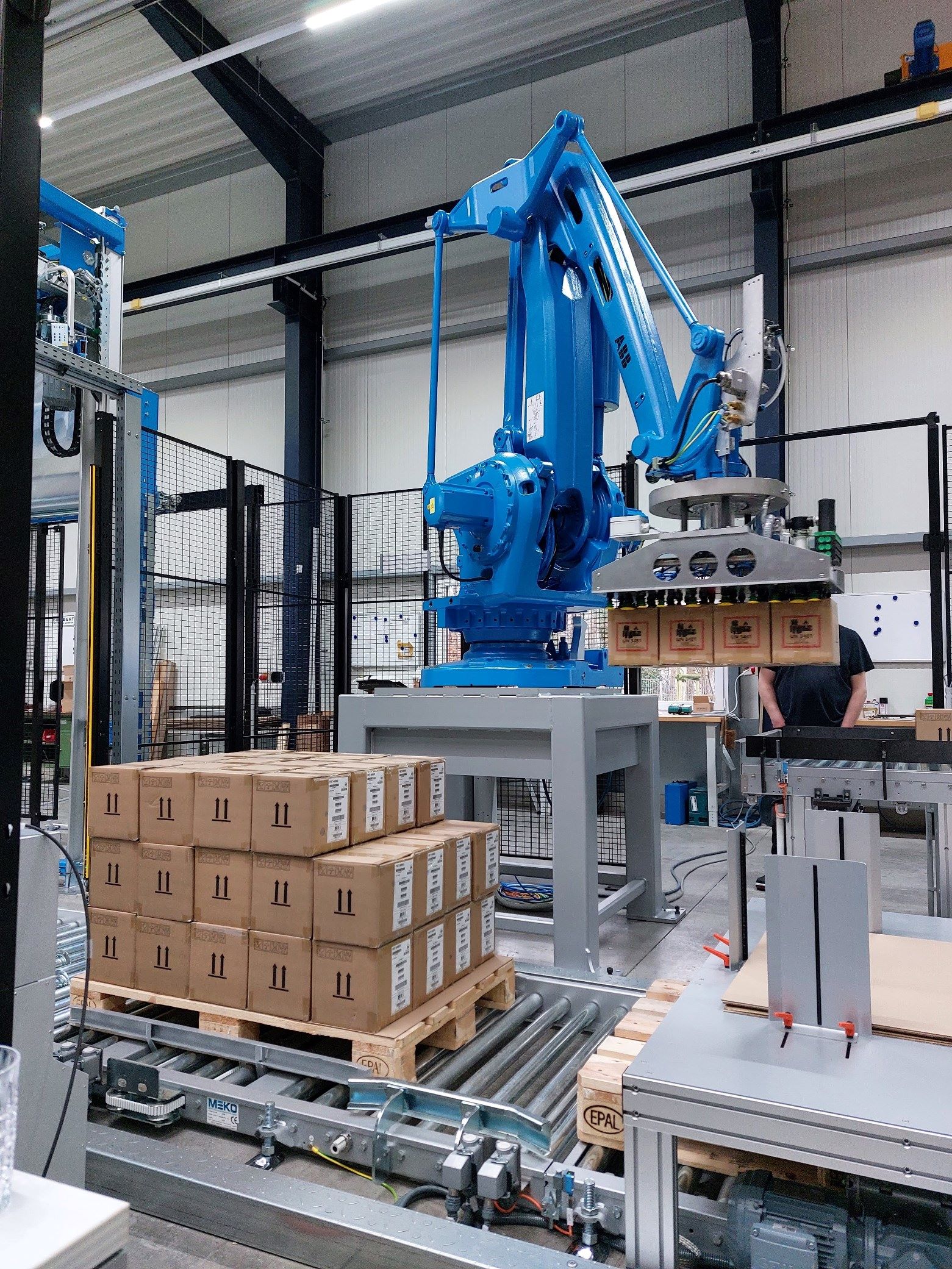 Der Palettierroboter Bucky ist am Arvato-Standort im niederländischen Venlo im Einsatz. (Bildquelle:©Arvato) Der Palettierroboter Bucky ist am Arvato-Standort im niederländischen Venlo im Einsatz. (Bildquelle:©Arvato)