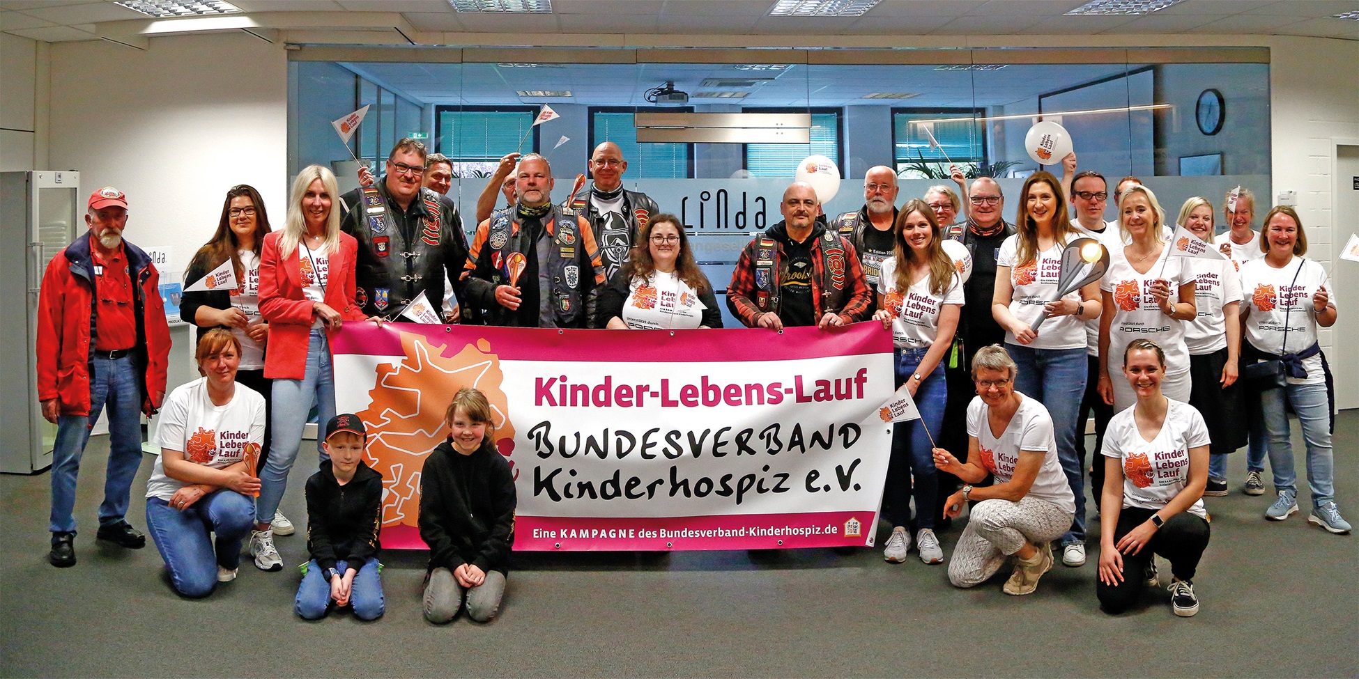 Begleitet von einem Motorradclubüberbrachte das Bergische Kinder- und Jugendhospiz Burgholz des Eng (Die Bildrechte liegen bei dem Verfasser der Mitteilung.) Begleitet von einem Motorradclubüberbrachte das Bergische Kinder- und Jugendhospiz Burgholz des Eng (Die Bildrechte liegen bei dem Verfasser der Mitteilung.)