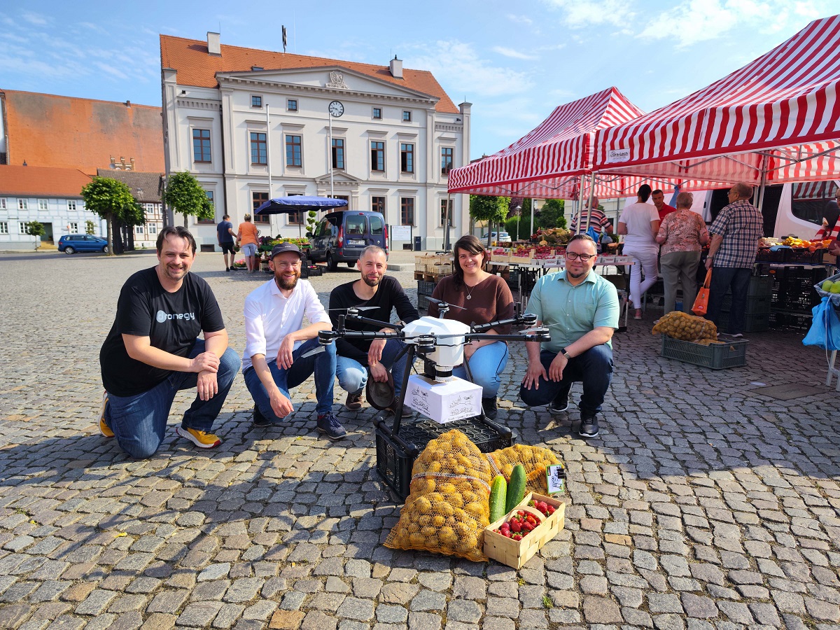 Projektteam von Stadt-Land-Drohne auf dem Marktplatz von Wusterhausen/Dosse (© Sven Juerß, Dronegy) Projektteam von Stadt-Land-Drohne auf dem Marktplatz von Wusterhausen/Dosse (© Sven Juerß, Dronegy)