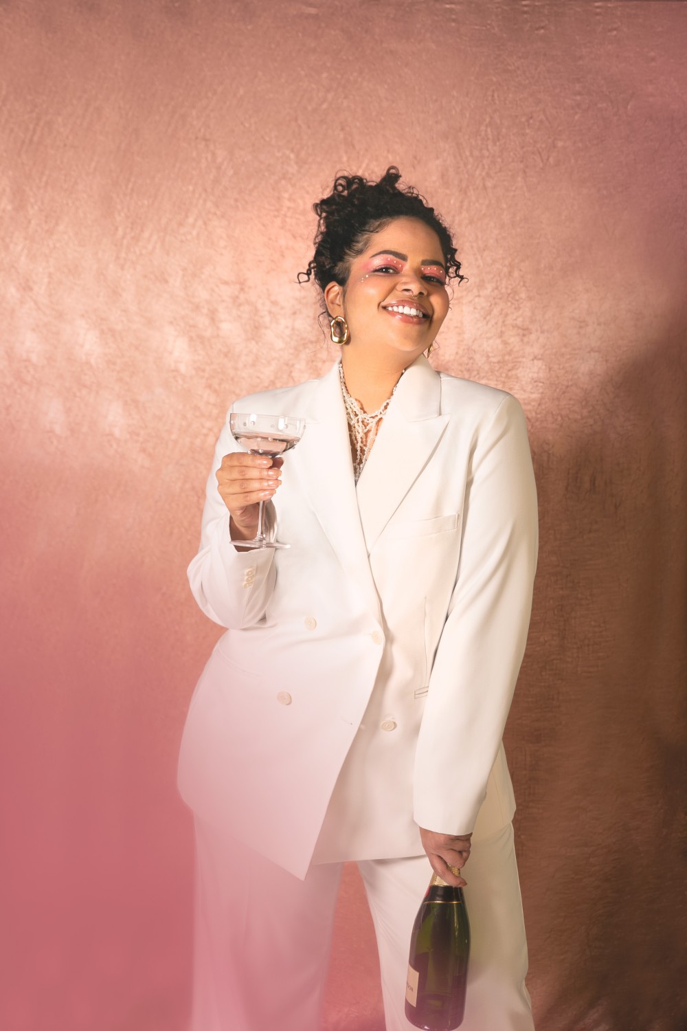 Ein Hochzeitsanzug als perfekte Alternative zum Brautkleid | PlusPerfekt Edition Curvy Bride (Die Bildrechte liegen bei dem Verfasser der Mitteilung.) Ein Hochzeitsanzug als perfekte Alternative zum Brautkleid | PlusPerfekt Edition Curvy Bride (Die Bildrechte liegen bei dem Verfasser der Mitteilung.)