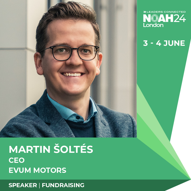 Martin Šoltés informiert die Besucher über Elektromobilität Martin Šoltés informiert die Besucher über Elektromobilität