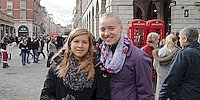 Auf in die Welt: Schülerinnen in London (Stiftung Völkerverständigung) Auf in die Welt: Schülerinnen in London (Stiftung Völkerverständigung)