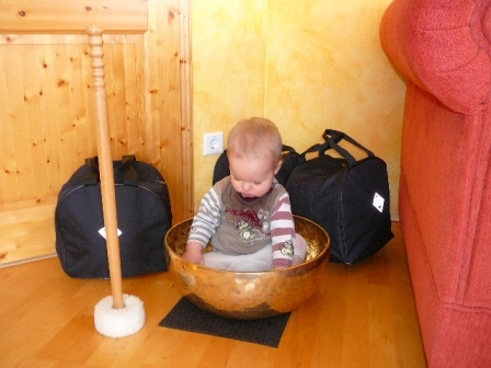 Klangschalenmassage und Klangspiele mit Kindern