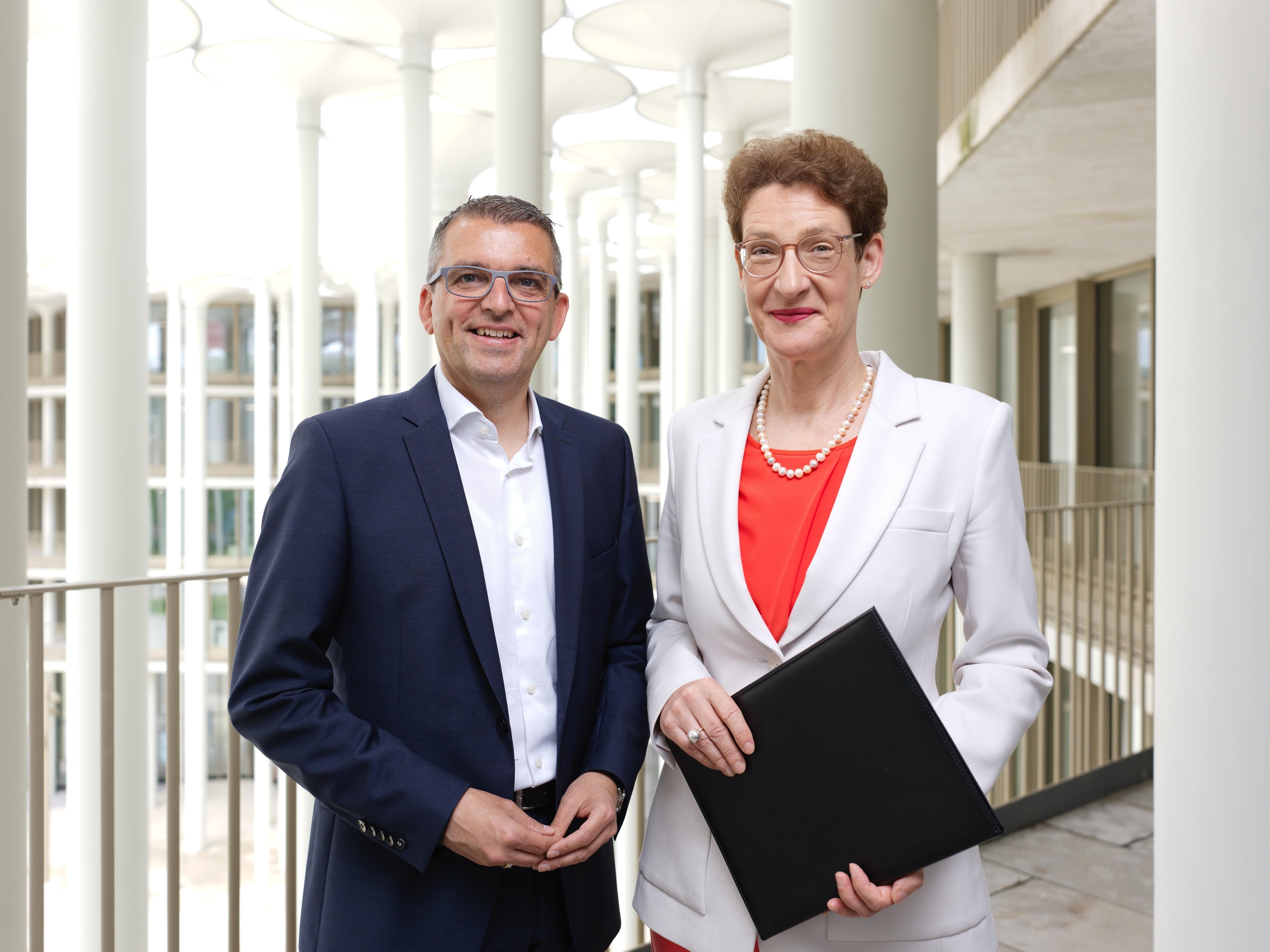 Stephan Lowis, enviaM-Vorstandsvorsitzender, und Dr. Katrin Leonhardt, Vorstandsvorsitzende der SAB (Bildquelle: envia Mitteldeutsche Energie AG) Stephan Lowis, enviaM-Vorstandsvorsitzender, und Dr. Katrin Leonhardt, Vorstandsvorsitzende der SAB (Bildquelle: envia Mitteldeutsche Energie AG)