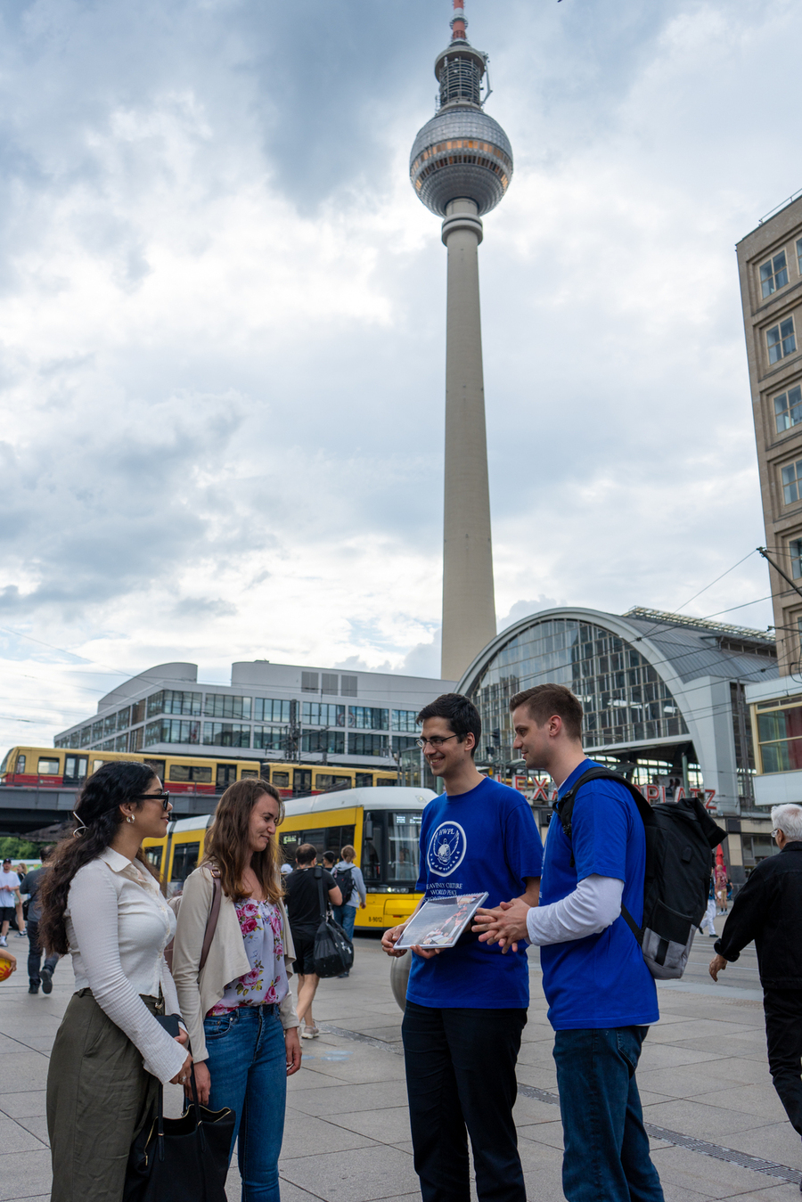HWPL Werbeaktion am Alexanderplatz in Berlin (Die Bildrechte liegen bei dem Verfasser der Mitteilung.) HWPL Werbeaktion am Alexanderplatz in Berlin (Die Bildrechte liegen bei dem Verfasser der Mitteilung.)
