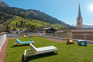 Dachterrassenblick auf das Ortszentrum Gasteins (Hotel Blü Gastein)