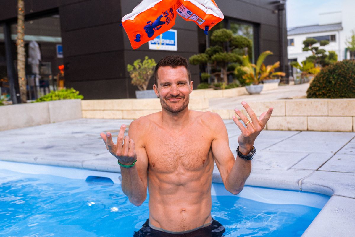 Desjoyaux & Triathlon-Legende Jan Frodeno bringen mit Sharky Schwimmschule Kindern das Schwimmen bei (© Desjoyaux Pools GmbH)