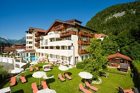 Außenansicht mit Liegewiese (Hotel Alpina_Kössen) Außenansicht mit Liegewiese (Hotel Alpina_Kössen)