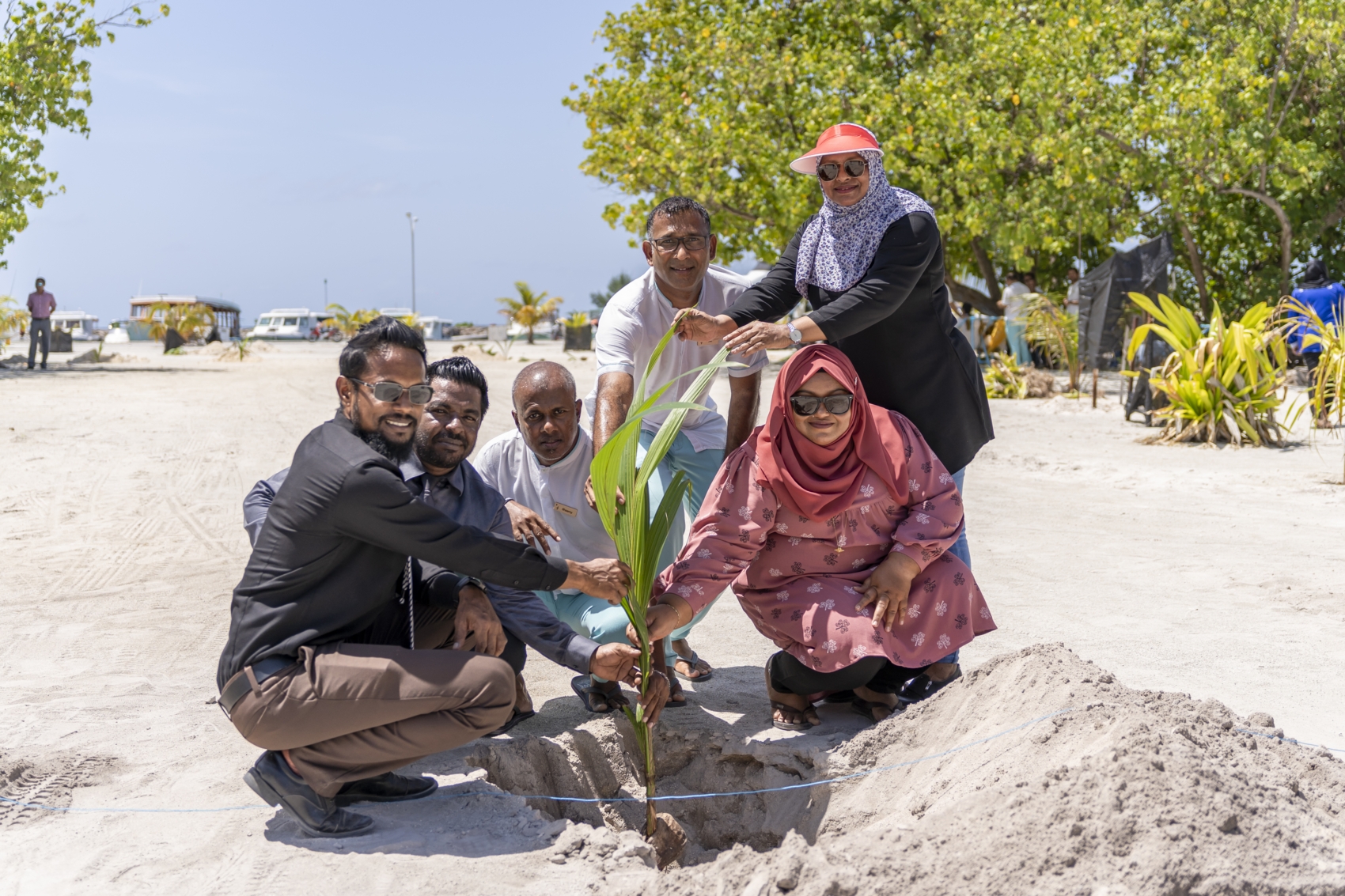 Nova GM Abdulla Aboobakuru mit Vertretern der Community von Dhangethi Nova GM Abdulla Aboobakuru mit Vertretern der Community von Dhangethi