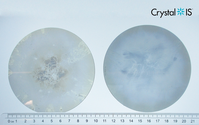 Comparison of Crystal IS 100 mm bulk aluminum nitride substrate from CY24 Q1 (left) with 90% usable (Bildquelle: Asahi Kasei)