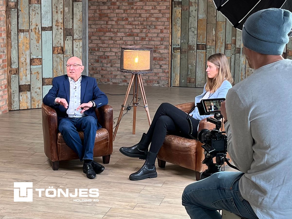 Werner Thermann und Tineke Martens von der Tönjes Holding AG beim Videodreh. (© AdNord Media GmbH) Werner Thermann und Tineke Martens von der Tönjes Holding AG beim Videodreh. (© AdNord Media GmbH)