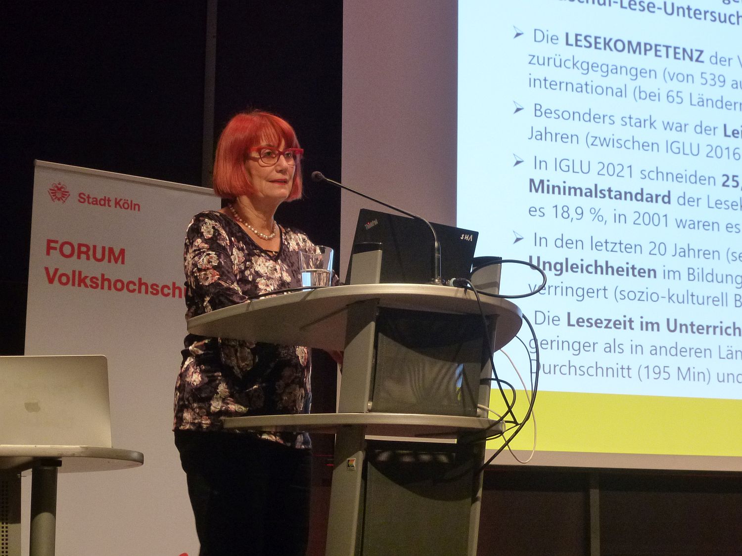 Prof. Dr. Christine Garbe bei ihrem Vortrag in Köln (Bildquelle:©Julia Süßbrich) Prof. Dr. Christine Garbe bei ihrem Vortrag in Köln (Bildquelle:©Julia Süßbrich)