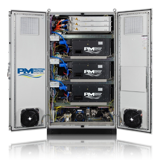 Das HyCabinet-S24-Produkt der Proton Motor Fuel Cell GmbH basiert auf drei HyModule®-S8-Systemen. (Die Bildrechte liegen bei dem Verfasser der Mitteilung.) Das HyCabinet-S24-Produkt der Proton Motor Fuel Cell GmbH basiert auf drei HyModule®-S8-Systemen. (Die Bildrechte liegen bei dem Verfasser der Mitteilung.)