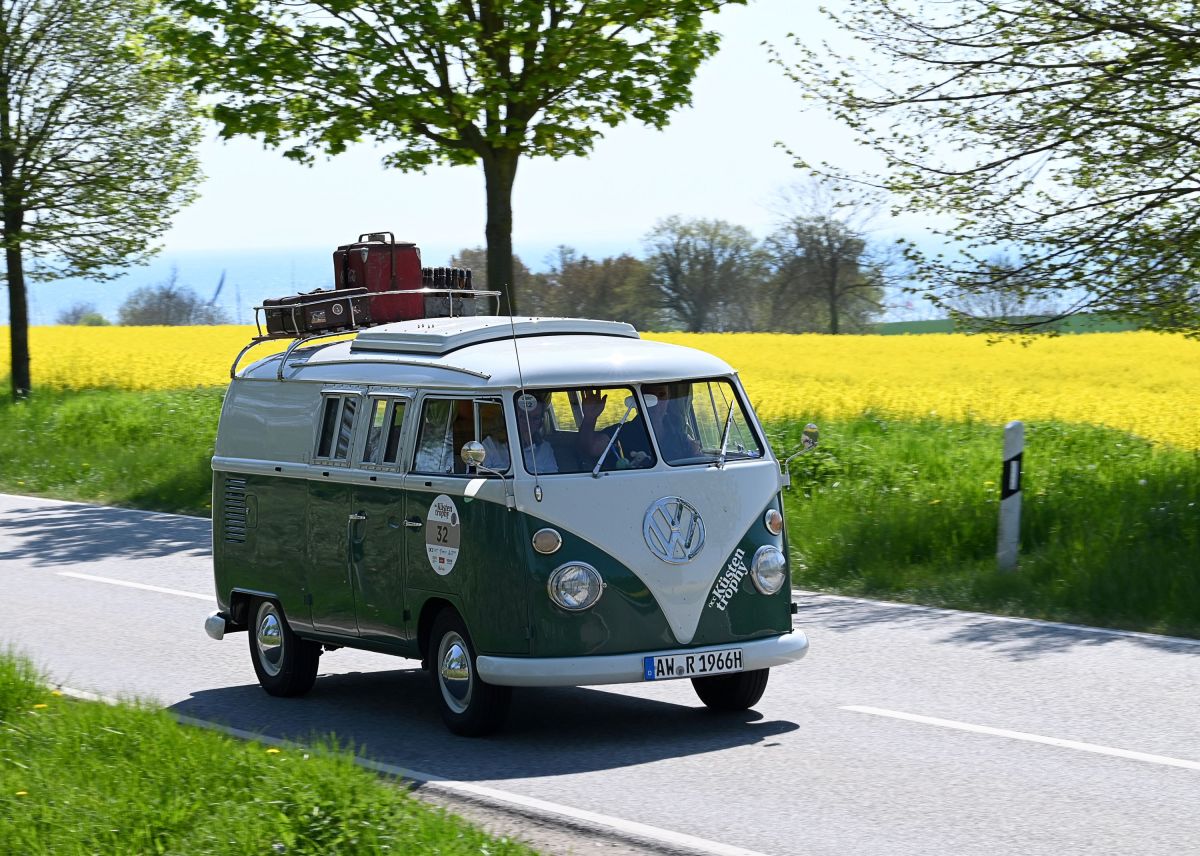 112 Oldtimer starten am Freitag von Boltenhagen zur Ausfahrt durch Mecklenburg (© OCC-Küstentrophy/ John Warning GmbH) 112 Oldtimer starten am Freitag von Boltenhagen zur Ausfahrt durch Mecklenburg (© OCC-Küstentrophy/ John Warning GmbH)