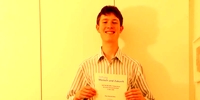 AUF IN DIE WELT Stipendien für Schüleraustausch: Henrik mit Urkunde (Stiftung Mensch und Zukunft) AUF IN DIE WELT Stipendien für Schüleraustausch: Henrik mit Urkunde (Stiftung Mensch und Zukunft)