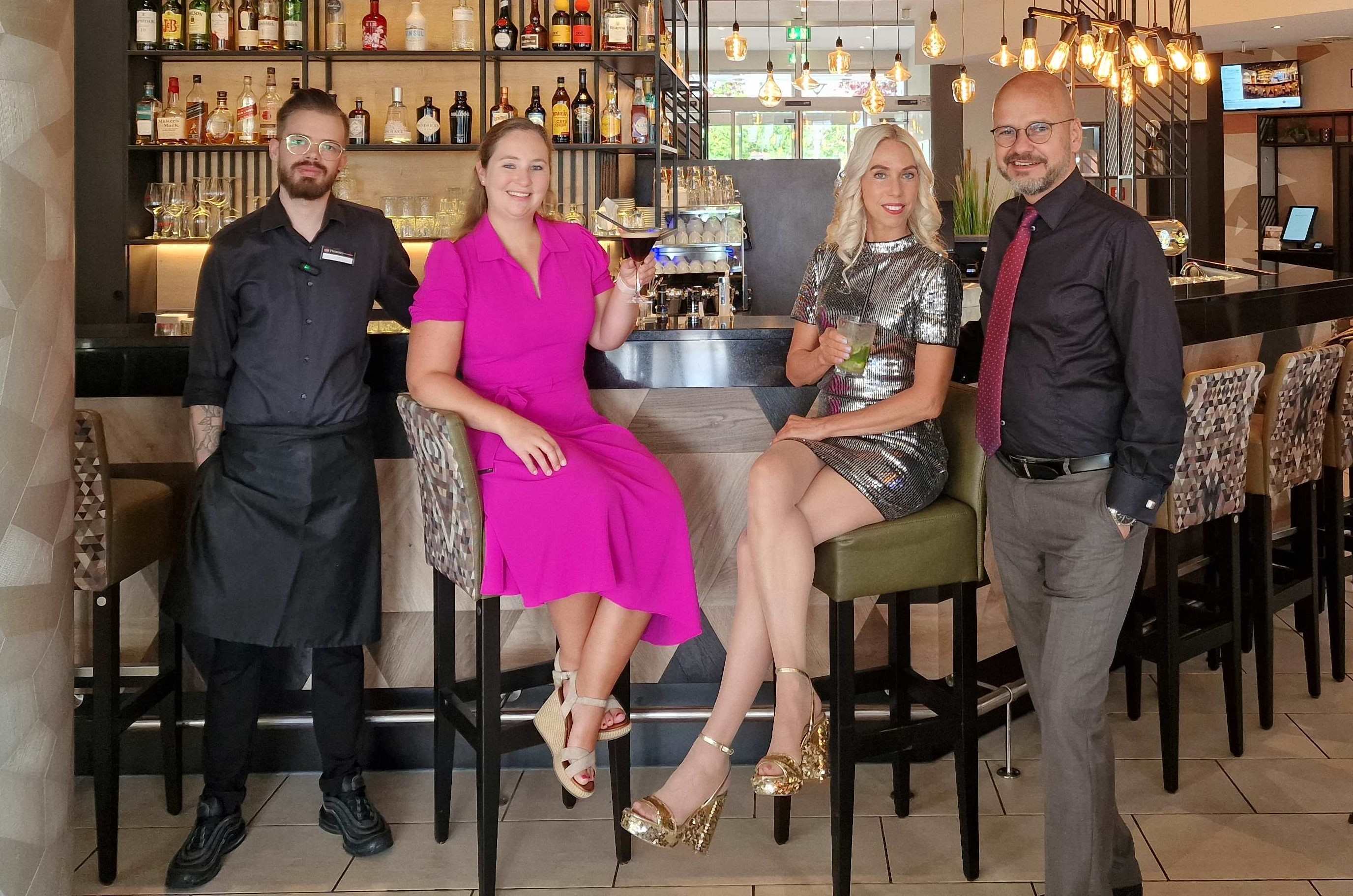 'Cocktail-Challenge: Michael Mauersberger gegen Barkeeper Jan Kerber (Die Bildrechte liegen bei dem Verfasser der Mitteilung.) 'Cocktail-Challenge: Michael Mauersberger gegen Barkeeper Jan Kerber (Die Bildrechte liegen bei dem Verfasser der Mitteilung.)