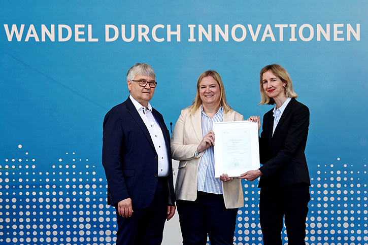 Dr. Eichenberg, Dr. Grimm (v.l.n.r.) erhalten die Urkunde für das beste ZIM-Innovationsnetzwerk 2024 (Bildquelle: AiF Projekt GmbH)