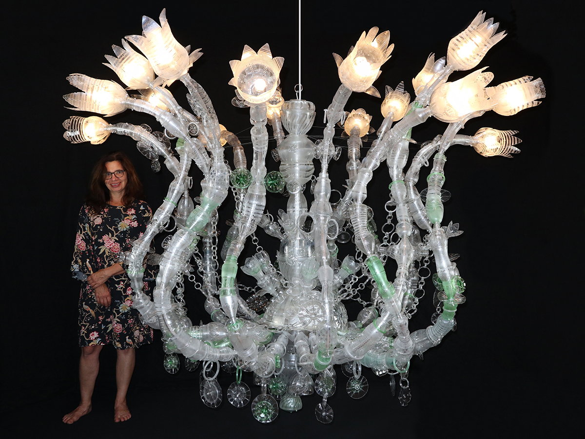 Veronika Richterovàund der Green Chandelier für CaféSavoy, Prag, 2023. (Bildquelle: @Michal Cihlár) Veronika Richterovàund der Green Chandelier für CaféSavoy, Prag, 2023. (Bildquelle: @Michal Cihlár)