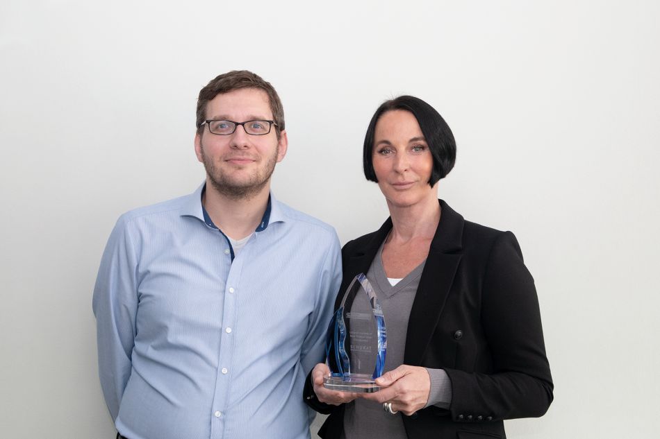 Rene Bernewski (li.), Einkäufer Halbleiterbereich u. Biljana Civic (re.), Teamleitung bei Schukat (Bildquelle: Schukat)