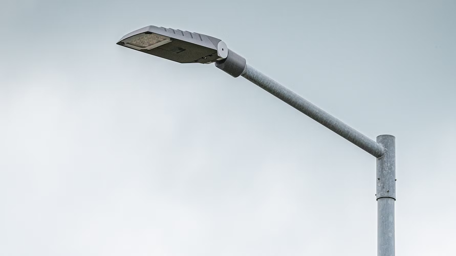 HanseWerk-Tochter SH Netz begleitet Heide bei dem Einsatz neuer Straßenbeleuchtung mit LED-Technik. HanseWerk-Tochter SH Netz begleitet Heide bei dem Einsatz neuer Straßenbeleuchtung mit LED-Technik.