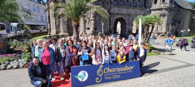 Gut gelaunte Chöre auf dem Chorzauber-Festival in Trier, hier am Fotopoint an der Porta Nigra. (Bildquelle: Foto: M. Druckenmüller / Chorzauber 2024)