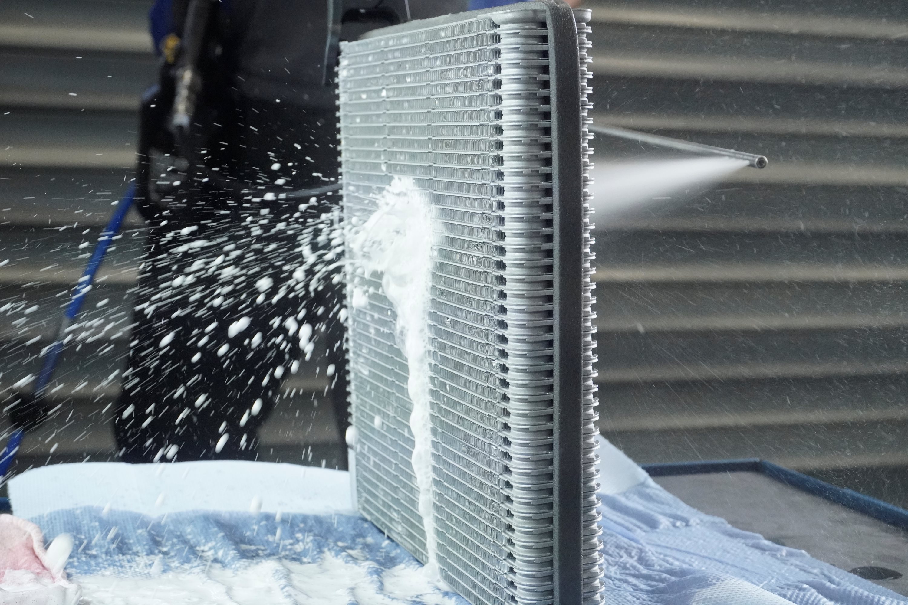 Mit dem airco well Hygiene-Reiniger werden Schmutz und schädliche Mikroorganismen ausgespült. (Die Bildrechte liegen bei dem Verfasser der Mitteilung.) Mit dem airco well Hygiene-Reiniger werden Schmutz und schädliche Mikroorganismen ausgespült. (Die Bildrechte liegen bei dem Verfasser der Mitteilung.)