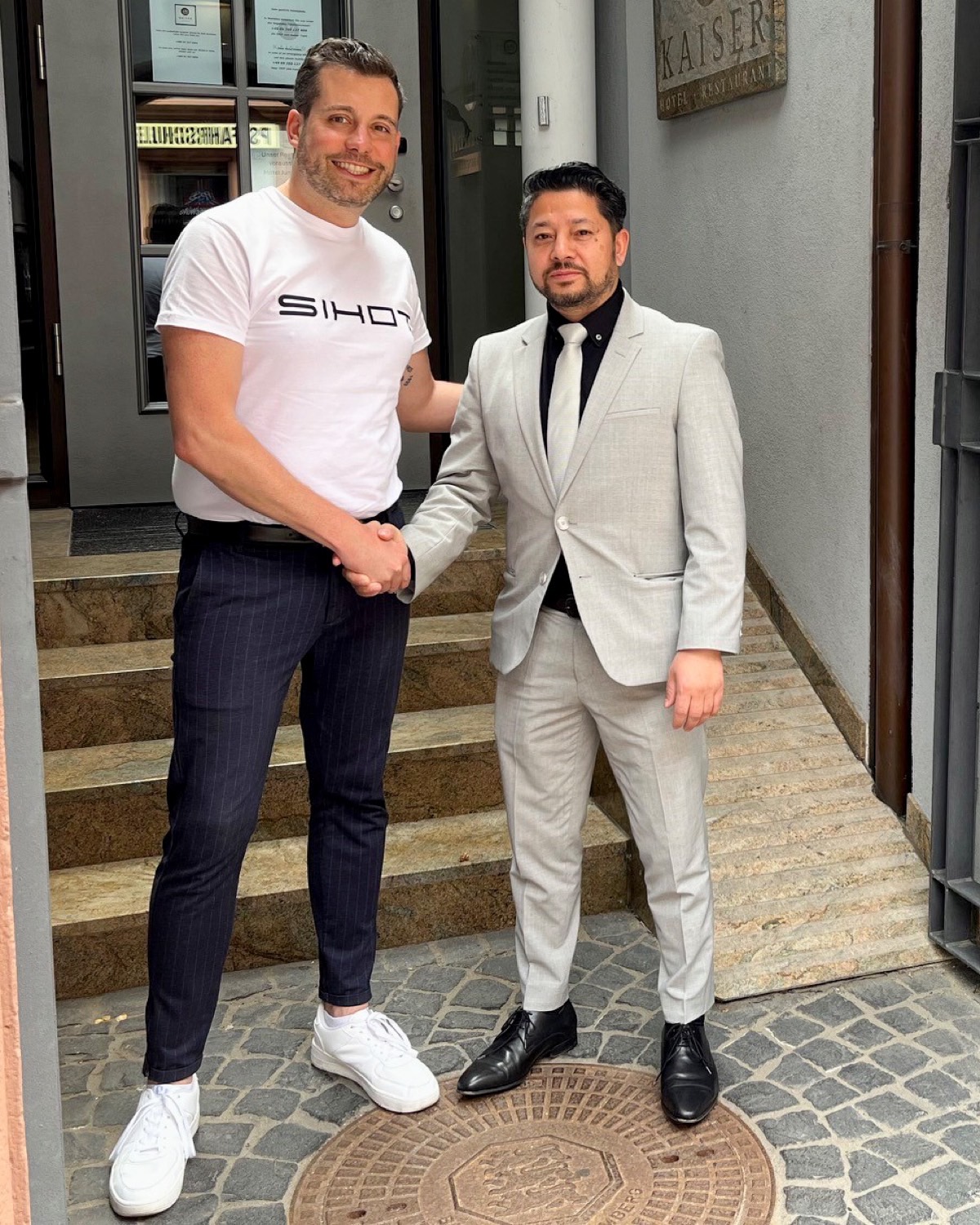 Sebastian Weber, Key Account Manager der Unternehmensgruppe SIHOT und Bimal Bista, General Manager der TRIP INN Hotelgruppe.