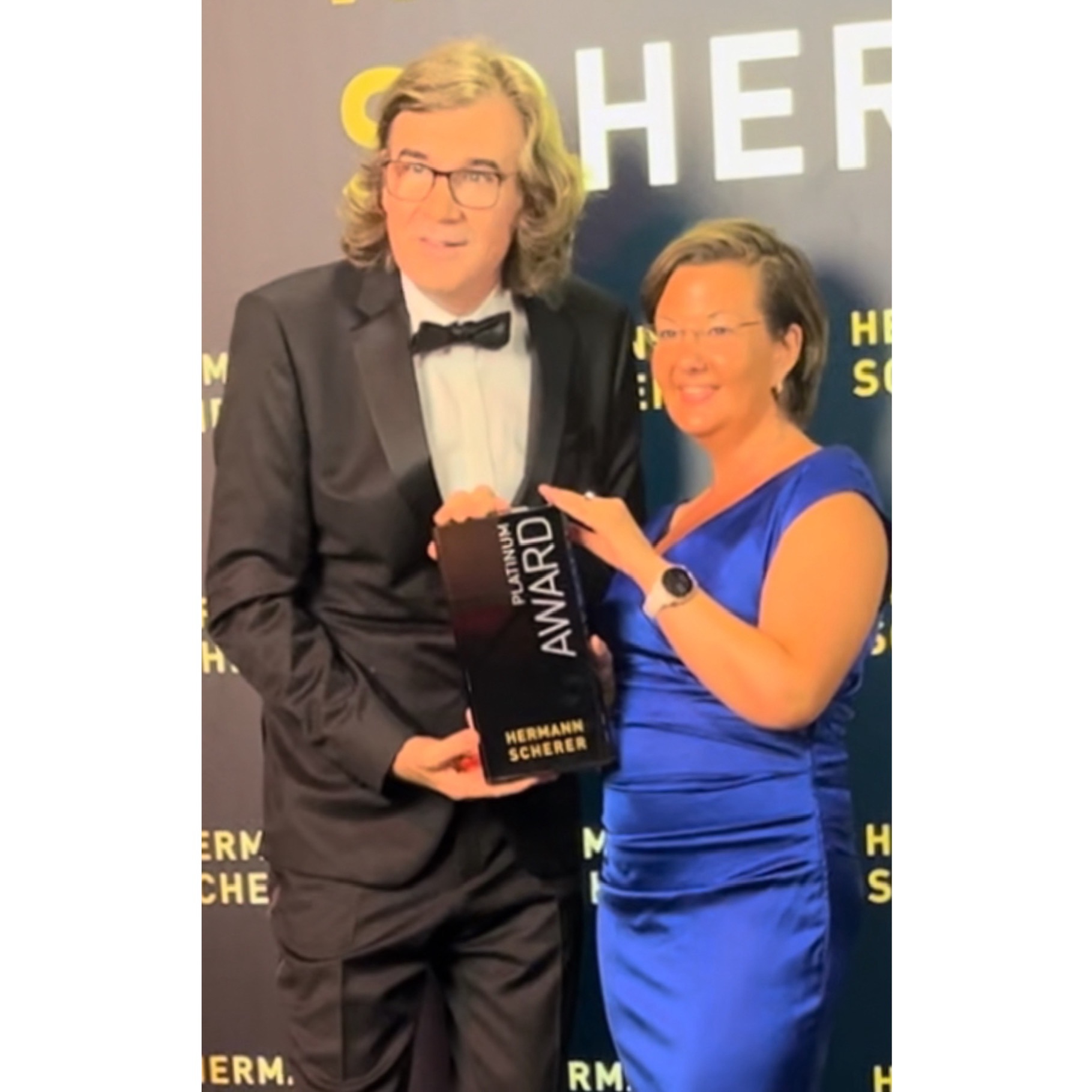 Franziska Gostner strahlt beiÜbergabe des begehrten Platinum Award (Die Bildrechte liegen bei dem Verfasser der Mitteilung.)