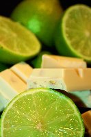 Weiße Schokolade und Frucht ergeben gut gekühlt eine erfrischende Mischung.