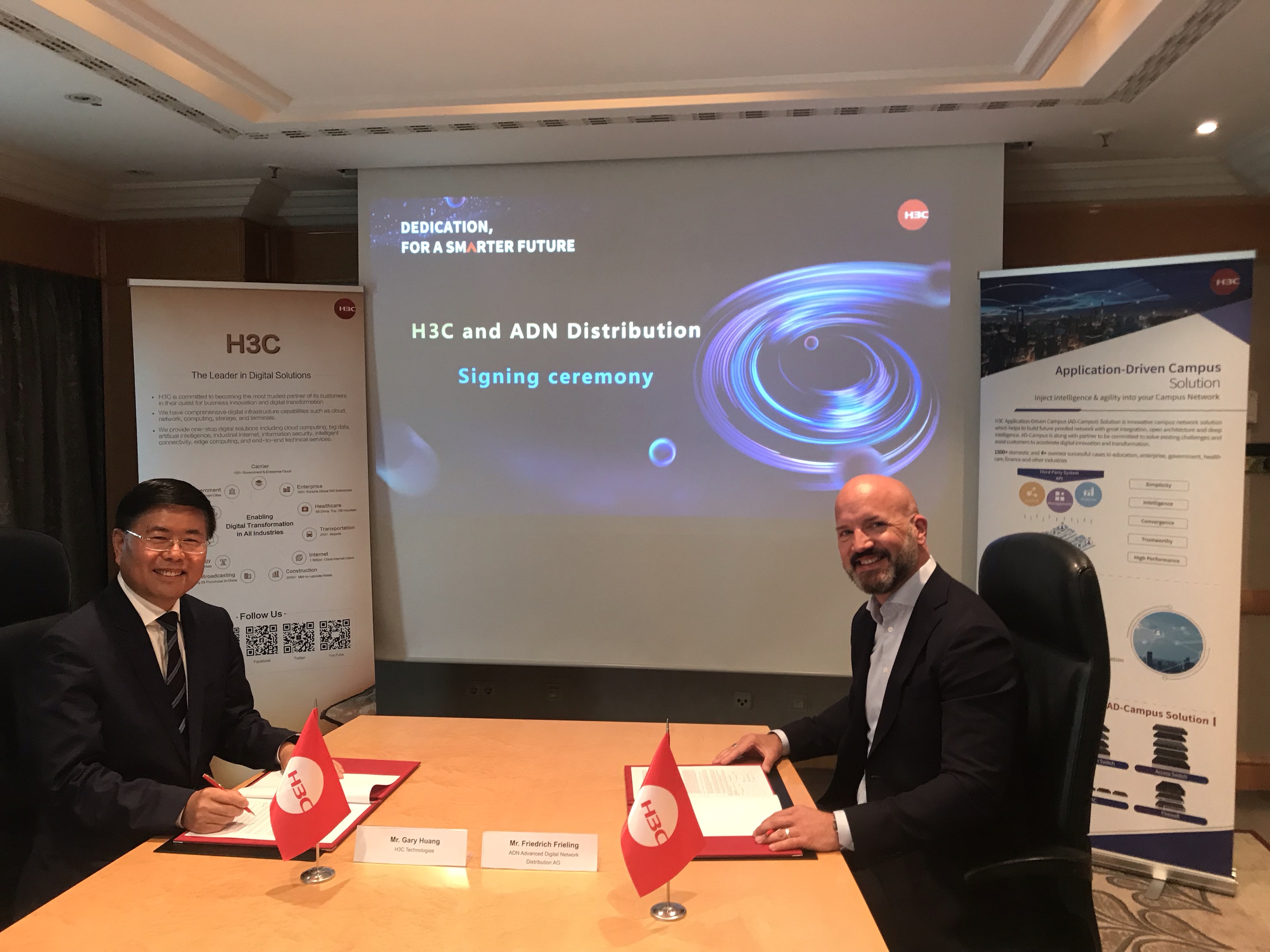 Friedrich Frieling, Geschäftsführer ADN Schweiz, mit Gary Huang, Co-Präsident der H3C Technologies (Bildquelle: @ADN) Friedrich Frieling, Geschäftsführer ADN Schweiz, mit Gary Huang, Co-Präsident der H3C Technologies (Bildquelle: @ADN)