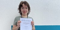 AUF IN DIE WELT Stipendium: Antonia mit Urkunde (Stiftung Mensch und Zukunft) AUF IN DIE WELT Stipendium: Antonia mit Urkunde (Stiftung Mensch und Zukunft)