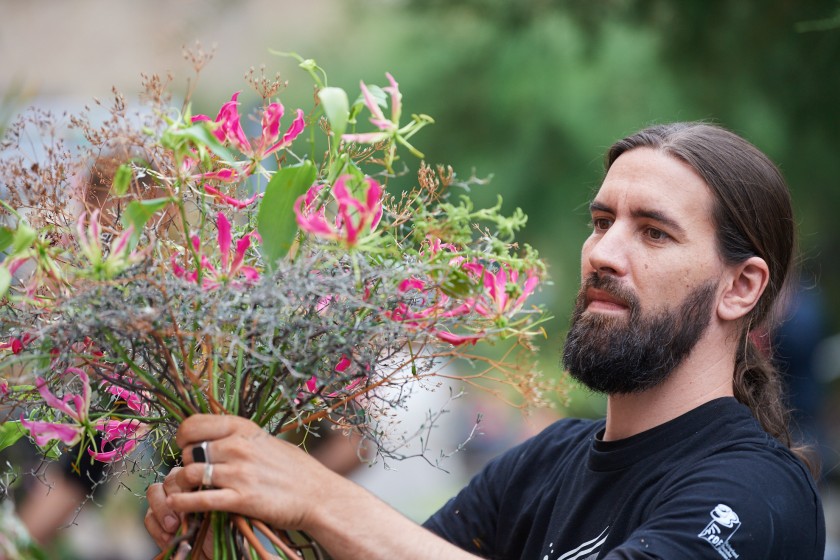 –Foto: Christopher Ernst bei der Deutschen Meisterschaft der Floristen 2022–(Die Bildrechte liegen bei dem Verfasser der Mitteilung.)