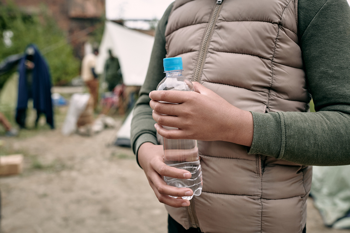 Abgefülltes Trinkwasser macht die Wasserversorgung in Krisengebieten möglich. (Die Bildrechte liegen bei dem Verfasser der Mitteilung.) Abgefülltes Trinkwasser macht die Wasserversorgung in Krisengebieten möglich. (Die Bildrechte liegen bei dem Verfasser der Mitteilung.)