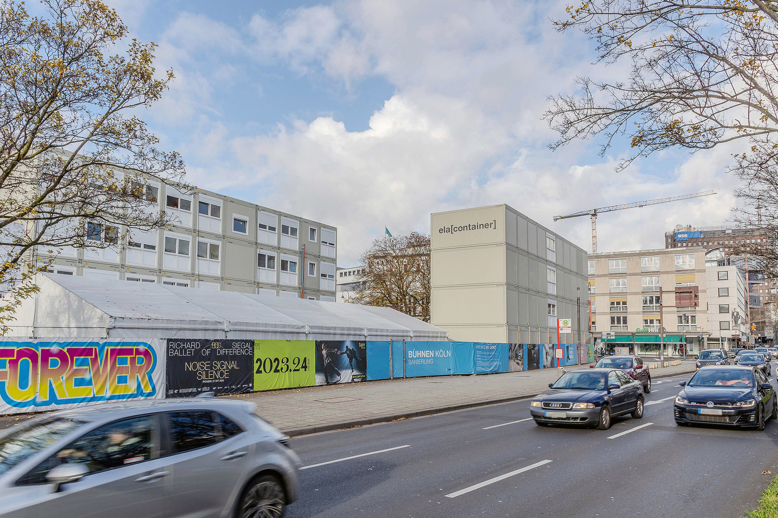 Zwei vierstöckige ELA Baucontaineranlagen nutzen die Grundfläche auf der Baustelle optimal aus. Zwei vierstöckige ELA Baucontaineranlagen nutzen die Grundfläche auf der Baustelle optimal aus.