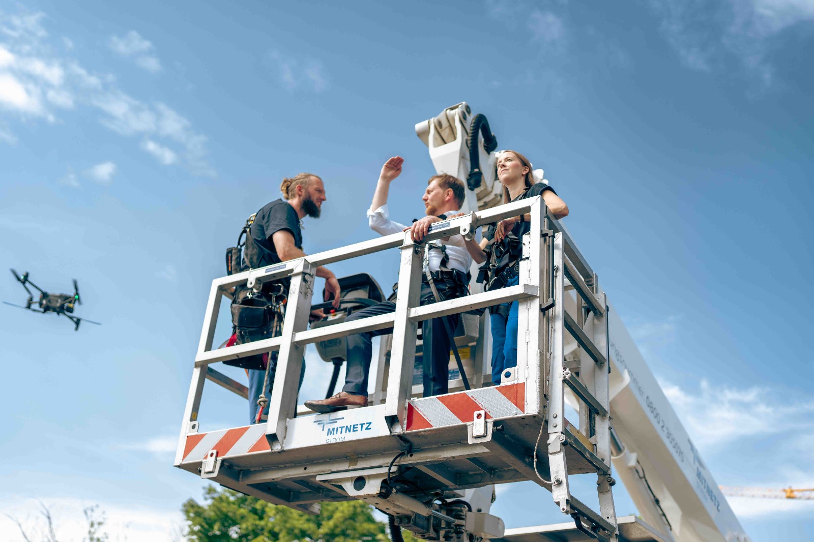 Ministerpräsident Kretschmer beim Gespräch mit Mitarbeitenden der MTNETZ STROM und GAS. (Bildquelle: MITNETZ (Fotograf: Christian Kortüm))