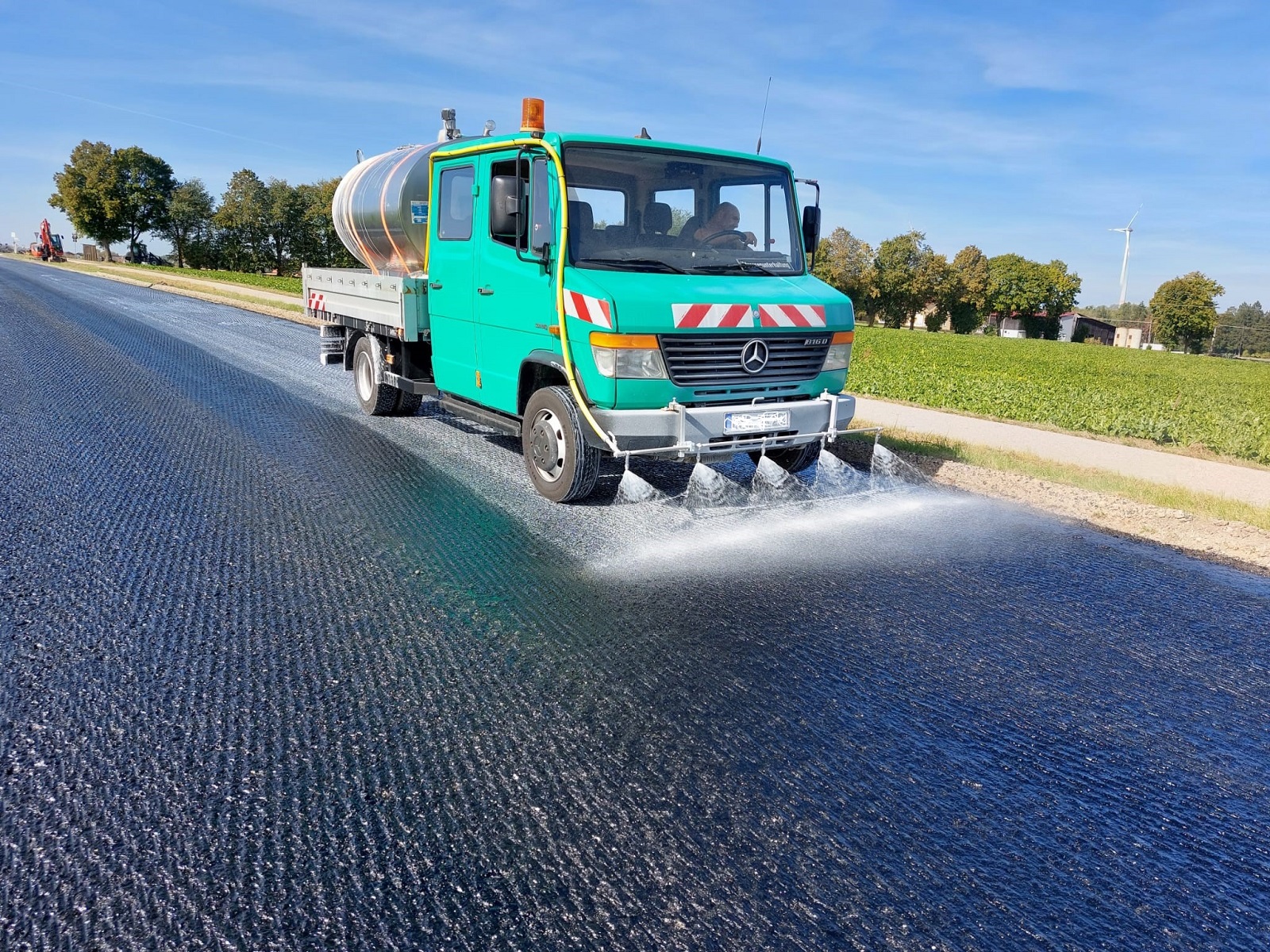 BiKaTech®-K Kalkmilch verbessert den Schichtenverbund im Asphaltbau. (Die Bildrechte liegen bei dem Verfasser der Mitteilung.)