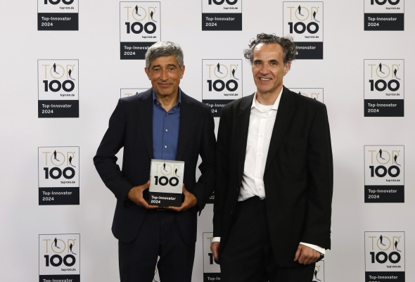 Preisverleihung Ranga Yogeshwar (l) und Fritz Zerweck CEO ehotel AG (Bildquelle: KD Busch / compamedia)
