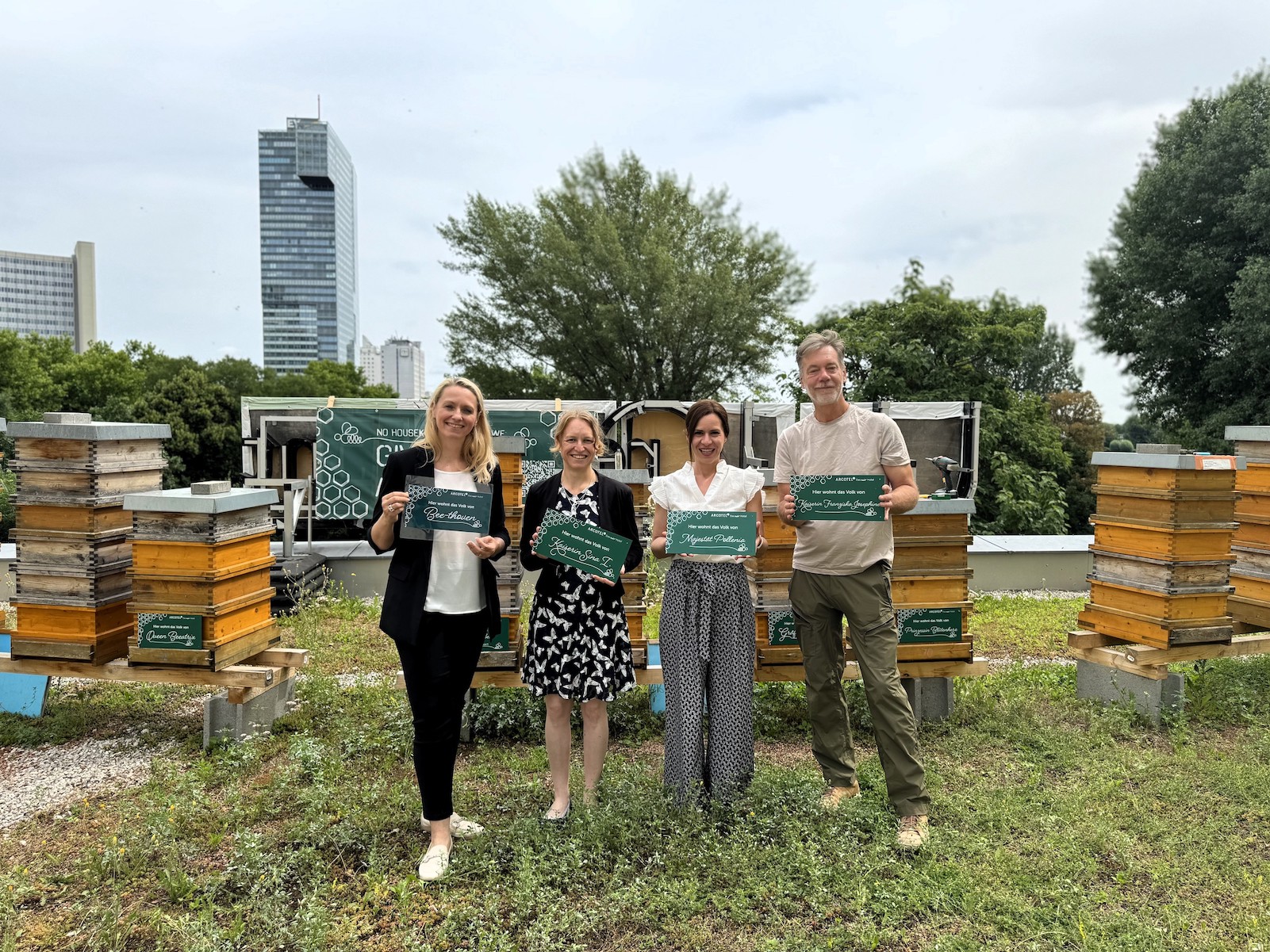 Bienenköniginnen-Taufe im ARCOTEL Kaiserwasser (Die Bildrechte liegen bei dem Verfasser der Mitteilung.) Bienenköniginnen-Taufe im ARCOTEL Kaiserwasser (Die Bildrechte liegen bei dem Verfasser der Mitteilung.)