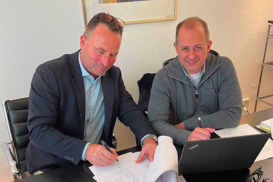 T Comm-CEO Bert Hendriks (links) und FleetFrame-GF Peter Fuhrmann bei der Vertragsunterzeichnung