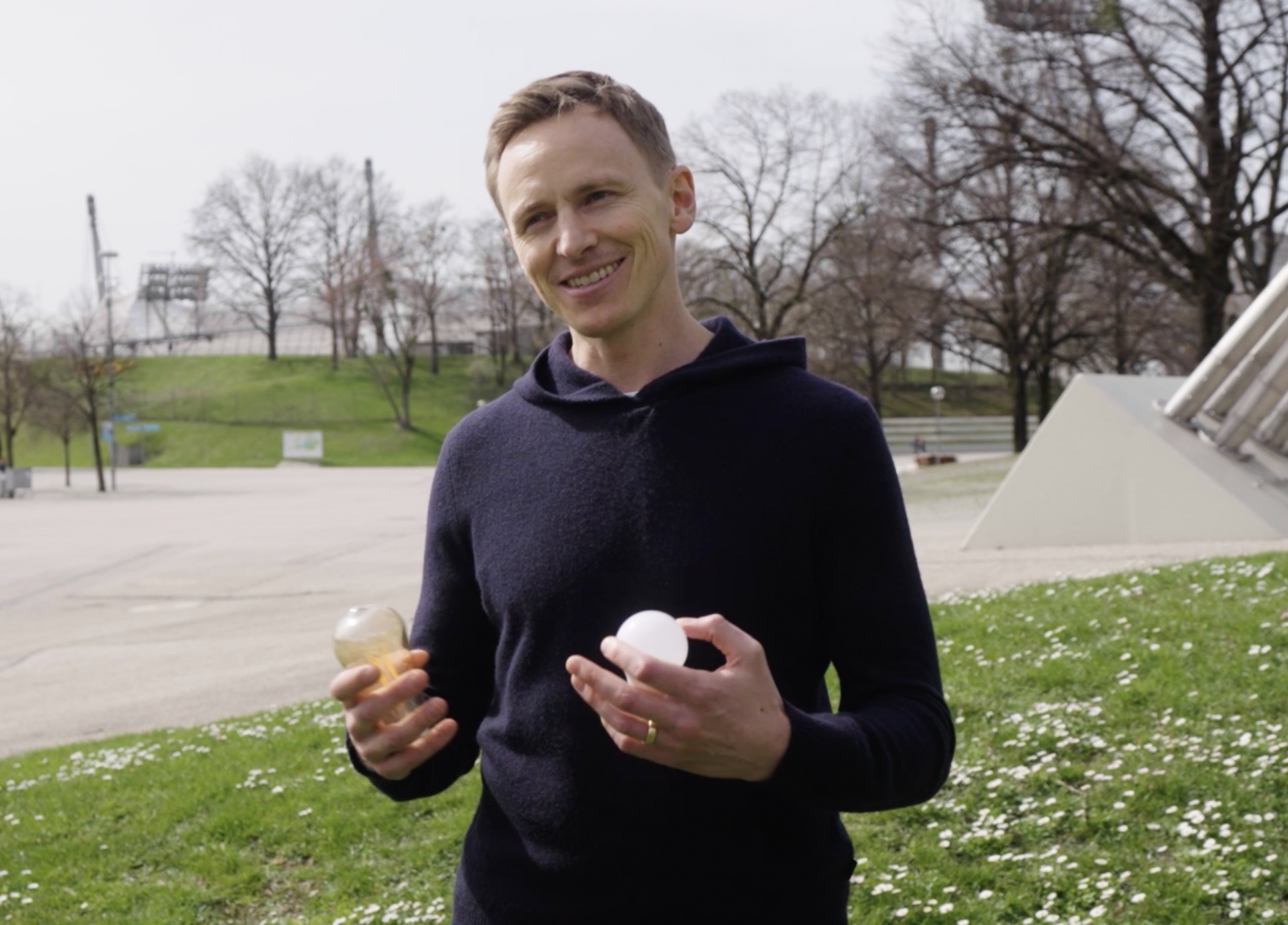 Jochen Breyer im Olympiapark München zu Nachhaltigkeit im Sport und privat, Bild: Lightcycle Jochen Breyer im Olympiapark München zu Nachhaltigkeit im Sport und privat, Bild: Lightcycle